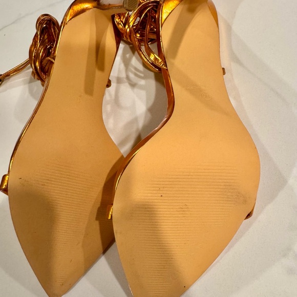 Liliana Gold Elegant Heels with Pointed Toe - Picture 8 of 16